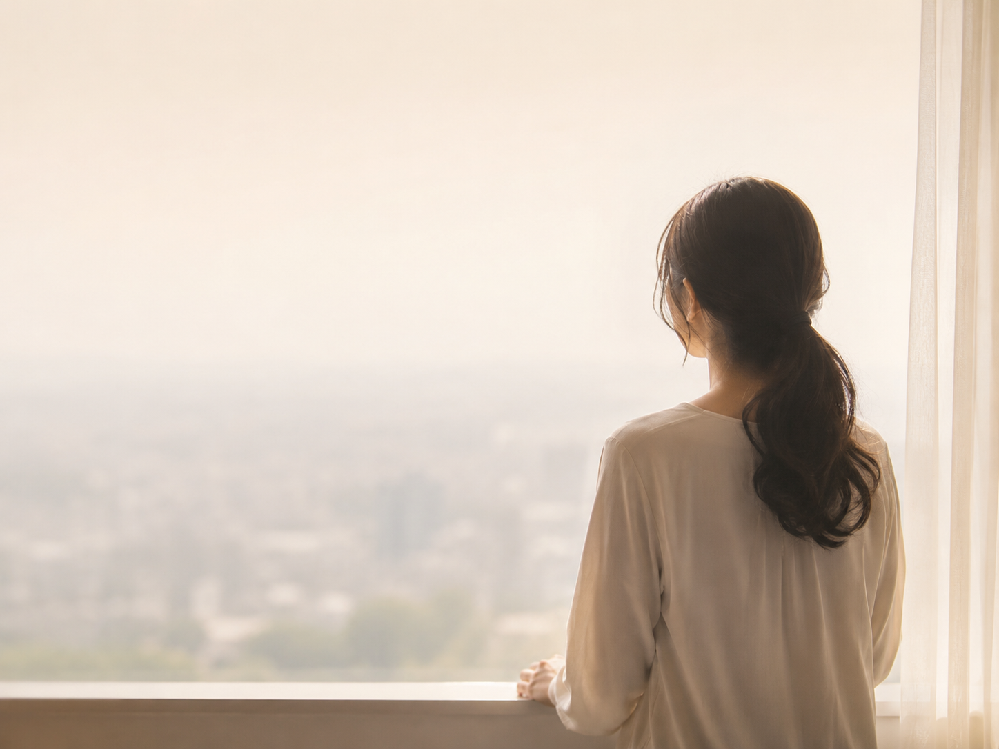 前を向く女性